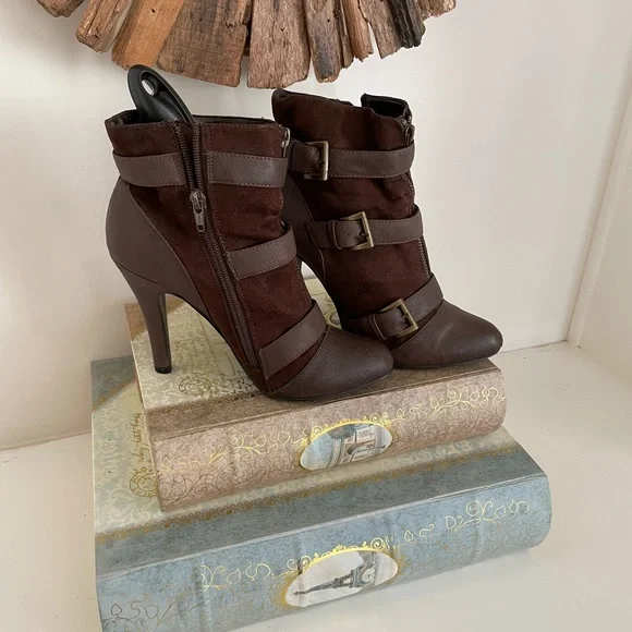 Super cute! Brown, buckled, Charlotte Russe heeled booties size 7 - 7.5 - Picture 3 of 3